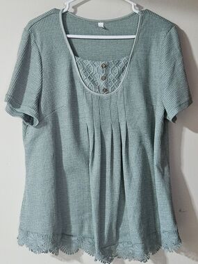 1X Woman's Green Short-Sleeve Pleated Crochet-Hem Top